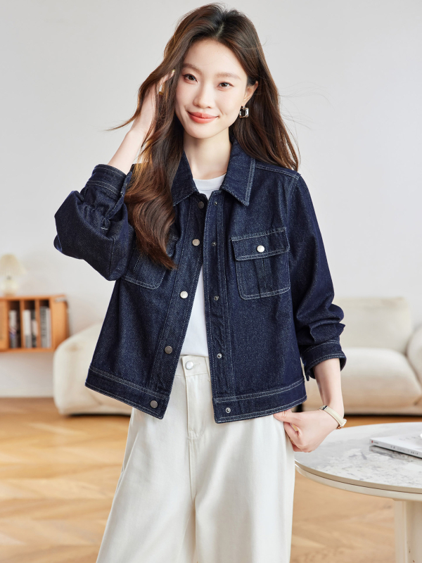 Деним риза-яке с поло яка, дълги ръкави, свободен силует, стандартна дължина, памучна смес (70–80% памук, 20–30% регенерирана целулоза), есен 2025