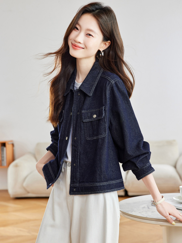 Деним риза-яке с поло яка, дълги ръкави, свободен силует, стандартна дължина, памучна смес (70–80% памук, 20–30% регенерирана целулоза), есен 2025