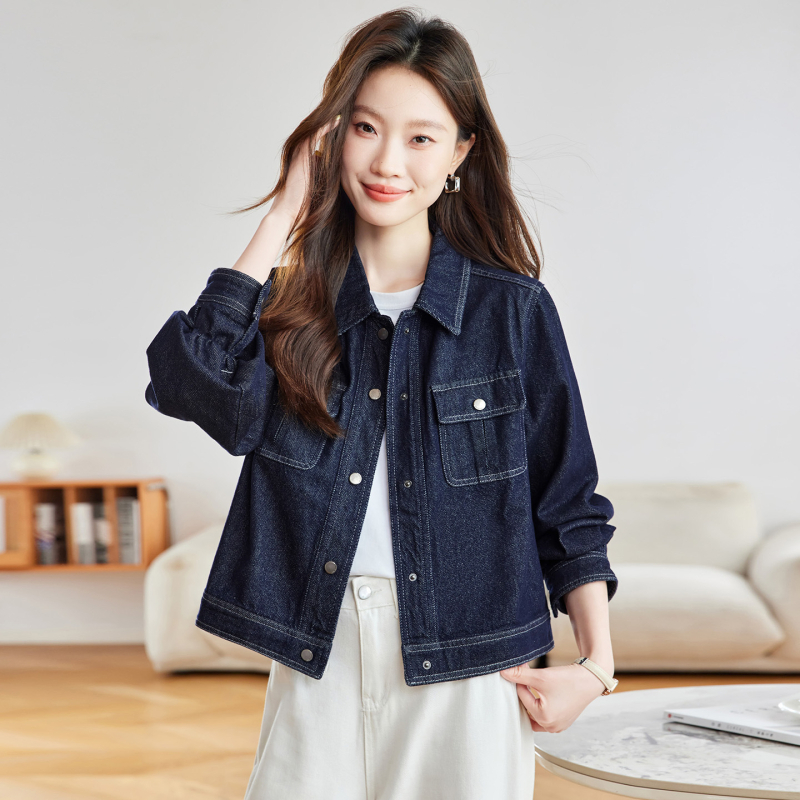 Деним риза-яке с поло яка, дълги ръкави, свободен силует, стандартна дължина, памучна смес (70–80% памук, 20–30% регенерирана целулоза), есен 2025