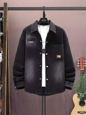 Pánske džínové pracovné sako, voľný strih, dlhé rukávy, zapínanie na jeden rad, vrecká s 3D nášivkami, bavlna