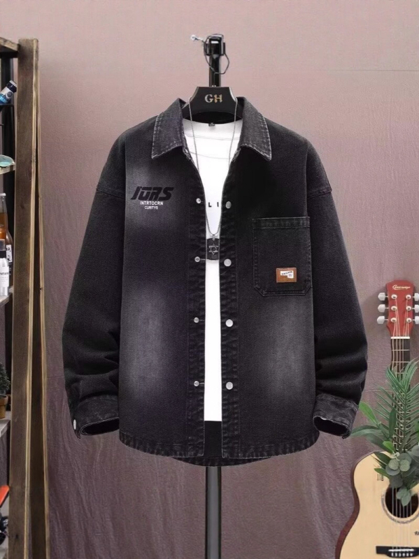 Pánske džínové pracovné sako, voľný strih, dlhé rukávy, zapínanie na jeden rad, vrecká s 3D nášivkami, bavlna