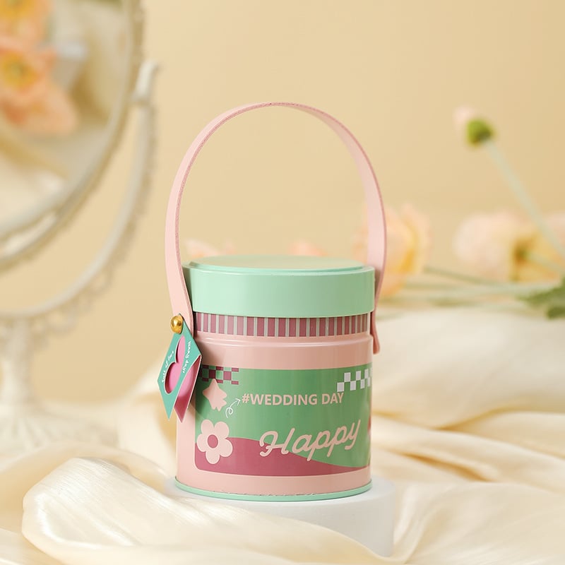 Kerek formájú ónlemez ajándékdoboz — karikatúra stílus, esküvői alkalomra