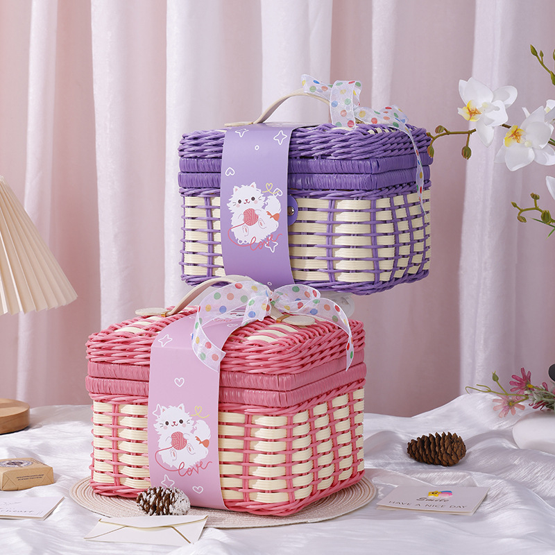 Dovanų dėžutė vaikų dienai su rotango rankena; medžiaga PP; dovanų įpakavimas; prekės ženklas Gain Wisdom