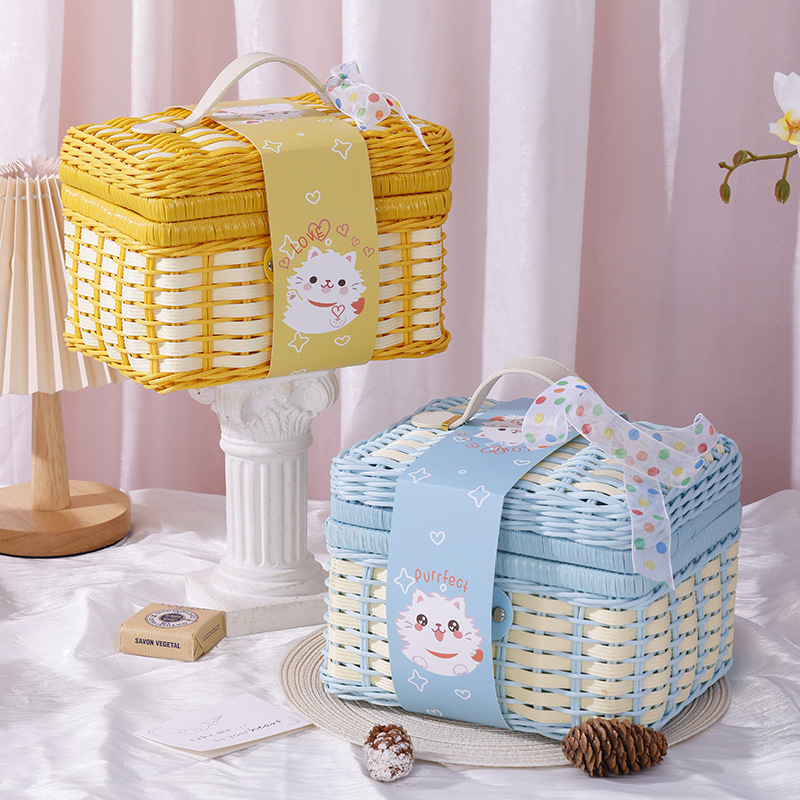 Dovanų dėžutė vaikų dienai su rotango rankena; medžiaga PP; dovanų įpakavimas; prekės ženklas Gain Wisdom