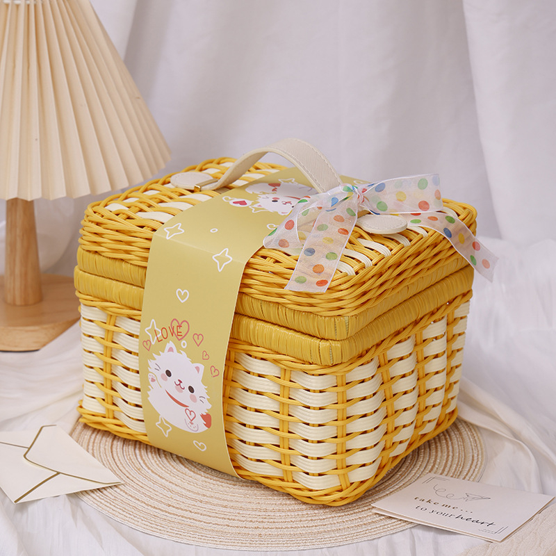 Dovanų dėžutė vaikų dienai su rotango rankena; medžiaga PP; dovanų įpakavimas; prekės ženklas Gain Wisdom