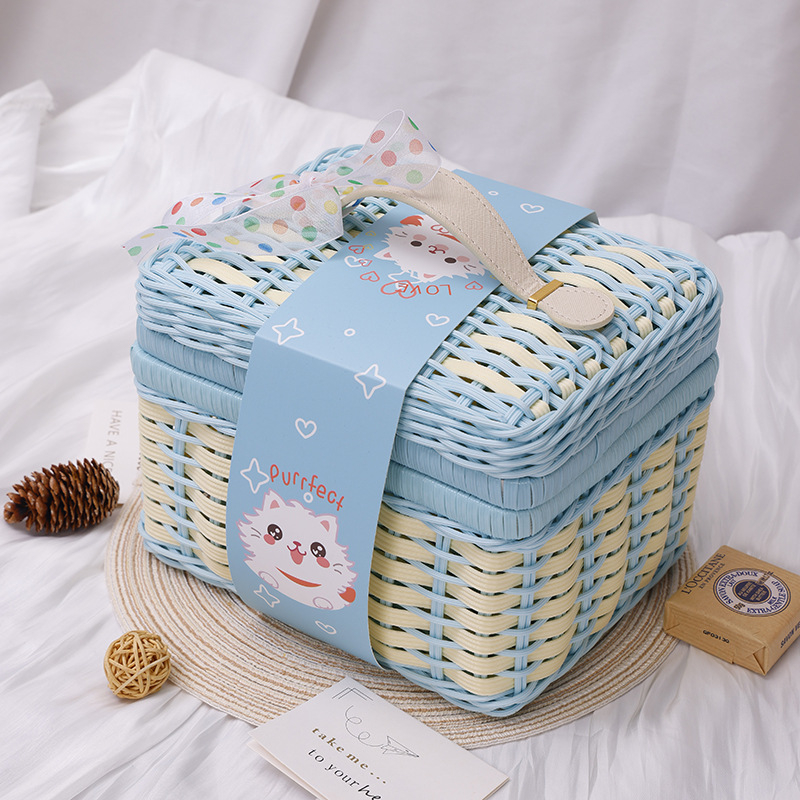 Dovanų dėžutė vaikų dienai su rotango rankena; medžiaga PP; dovanų įpakavimas; prekės ženklas Gain Wisdom