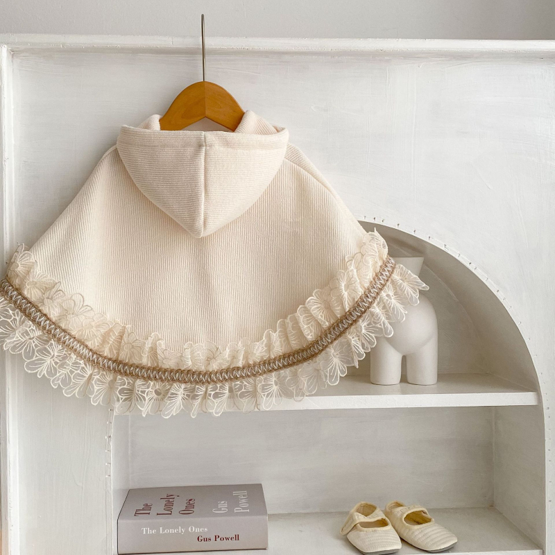 Mergaitei - Nėrinių šalis su gobtuvu (medvilnė, paprasta audinio pynė, vienos spalvos, pavasaris–ruduo, priekyje mygtukų užsegimas)