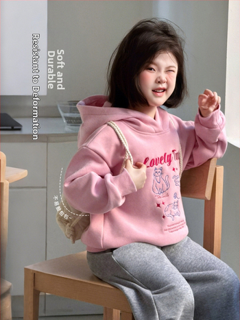 Mergaitėms be gobtuvo megztinis žiemai ir rudeniui (medvilnė 60,7%; animaciniai paveikslėliai ir raidės; amžius 3-8 metai)