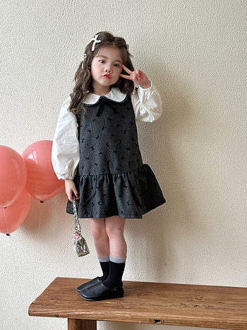 Gyermekeknek szóló tavasz–őszi pántos ruha, édes stílus, fő anyag: poliészter 95%, bélés: poliészter 95%, puha kezelésű anyag