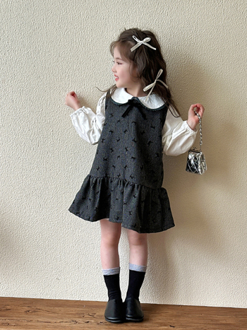 Gyermekeknek szóló tavasz–őszi pántos ruha, édes stílus, fő anyag: poliészter 95%, bélés: poliészter 95%, puha kezelésű anyag