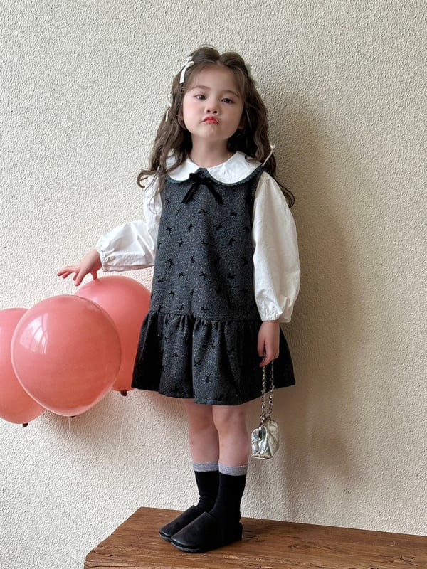 Gyermekeknek szóló tavasz–őszi pántos ruha, édes stílus, fő anyag: poliészter 95%, bélés: poliészter 95%, puha kezelésű anyag