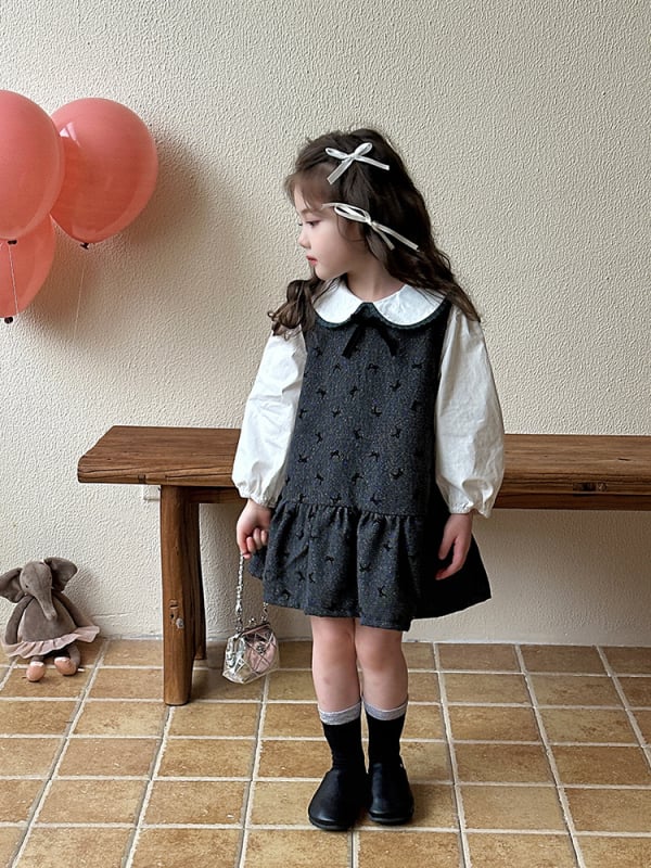 Gyermekeknek szóló tavasz–őszi pántos ruha, édes stílus, fő anyag: poliészter 95%, bélés: poliészter 95%, puha kezelésű anyag