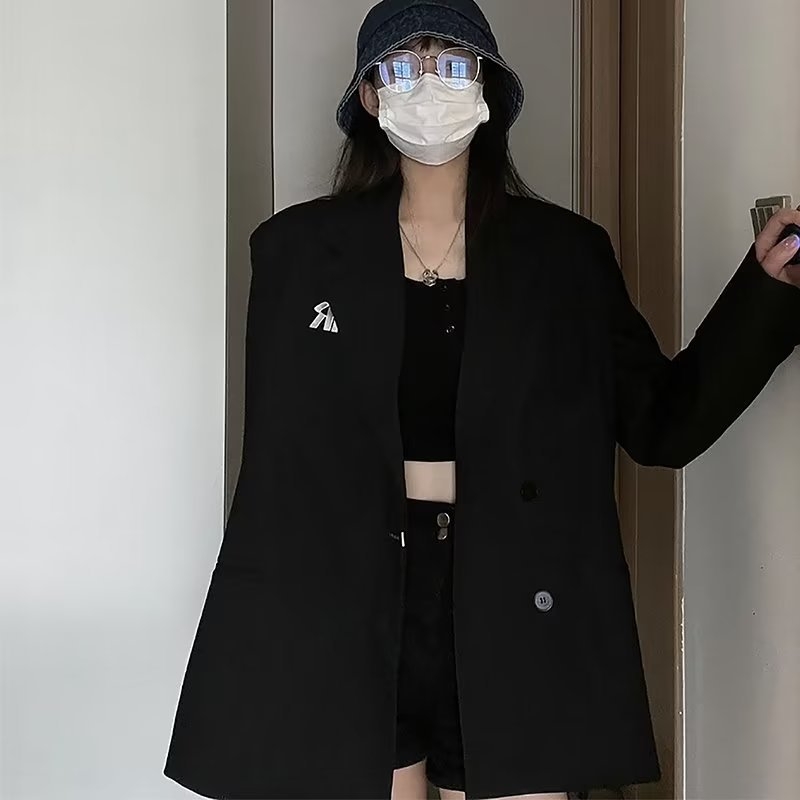 Дамски пиджак за костюм със свободен силует, полиестрова материя, съдържание полиестер 80–90%, яка лацела