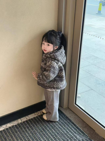 Gyerekeknek készített virágos kapucnis kabát cipzárral, fő anyag: poliészter 85% + bélés pamut