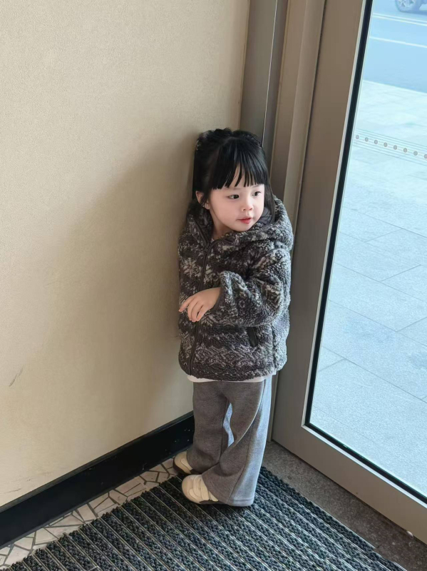 Gyerekeknek készített virágos kapucnis kabát cipzárral, fő anyag: poliészter 85% + bélés pamut