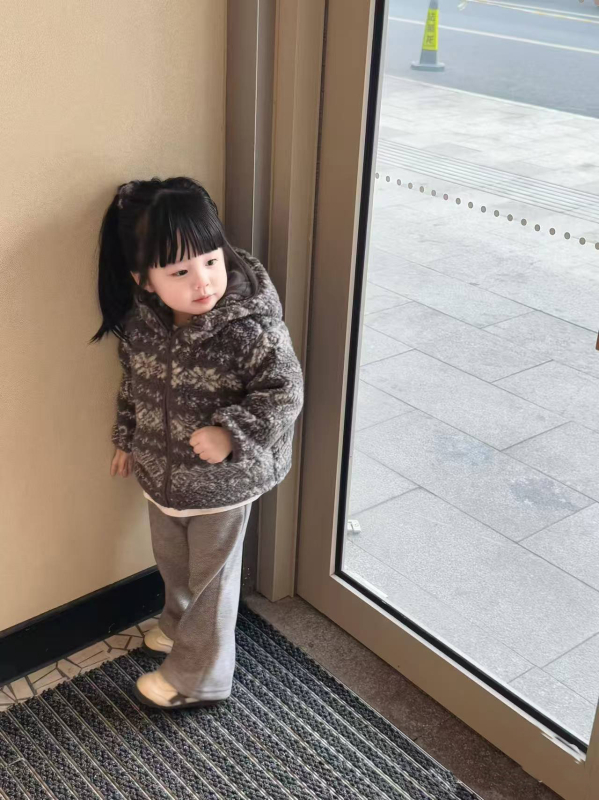 Gyerekeknek készített virágos kapucnis kabát cipzárral, fő anyag: poliészter 85% + bélés pamut