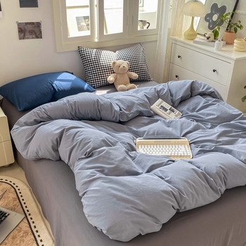 Nelikos dalių mikropluošto patalynės komplektas — reaktyvus spausdinimas ir dažymas, ištisus metus, šiuolaikiškas minimalistinis stilius