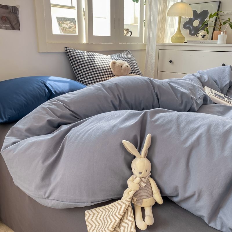 Nelikos dalių mikropluošto patalynės komplektas — reaktyvus spausdinimas ir dažymas, ištisus metus, šiuolaikiškas minimalistinis stilius