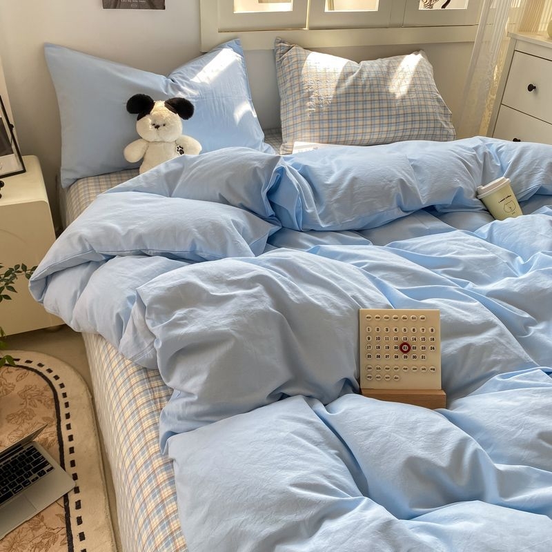 Nelikos dalių mikropluošto patalynės komplektas — reaktyvus spausdinimas ir dažymas, ištisus metus, šiuolaikiškas minimalistinis stilius