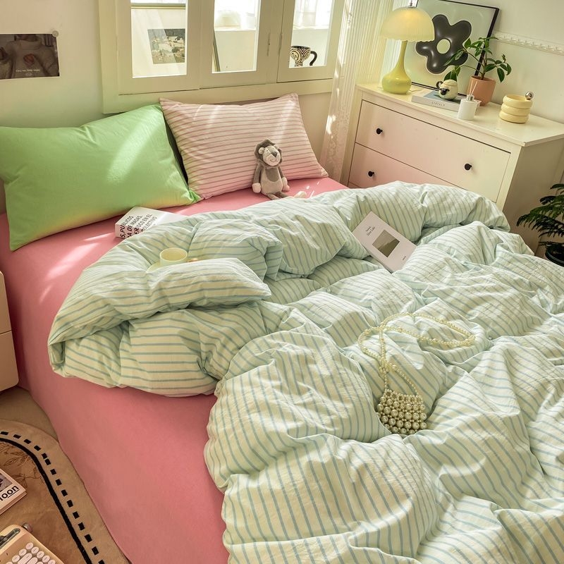 Nelikos dalių mikropluošto patalynės komplektas — reaktyvus spausdinimas ir dažymas, ištisus metus, šiuolaikiškas minimalistinis stilius