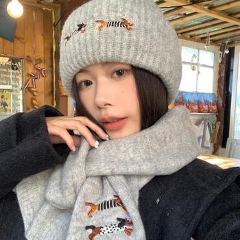 Vilnonis megztas kepurės ir šaliko komplektas su siuvinėtu dachshund motyvu, unisex, suaugusiems, žiema 2024