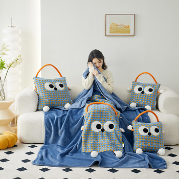 Възглавничка-одеяло, плюшена материя, пълнеж: полиестерно влакно, шарка: райета или едноцветна, бродирана повърхност, карикатурен стил