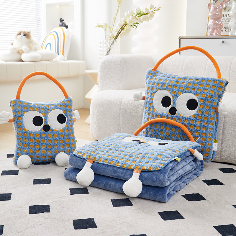 Възглавничка-одеяло, плюшена материя, пълнеж: полиестерно влакно, шарка: райета или едноцветна, бродирана повърхност, карикатурен стил