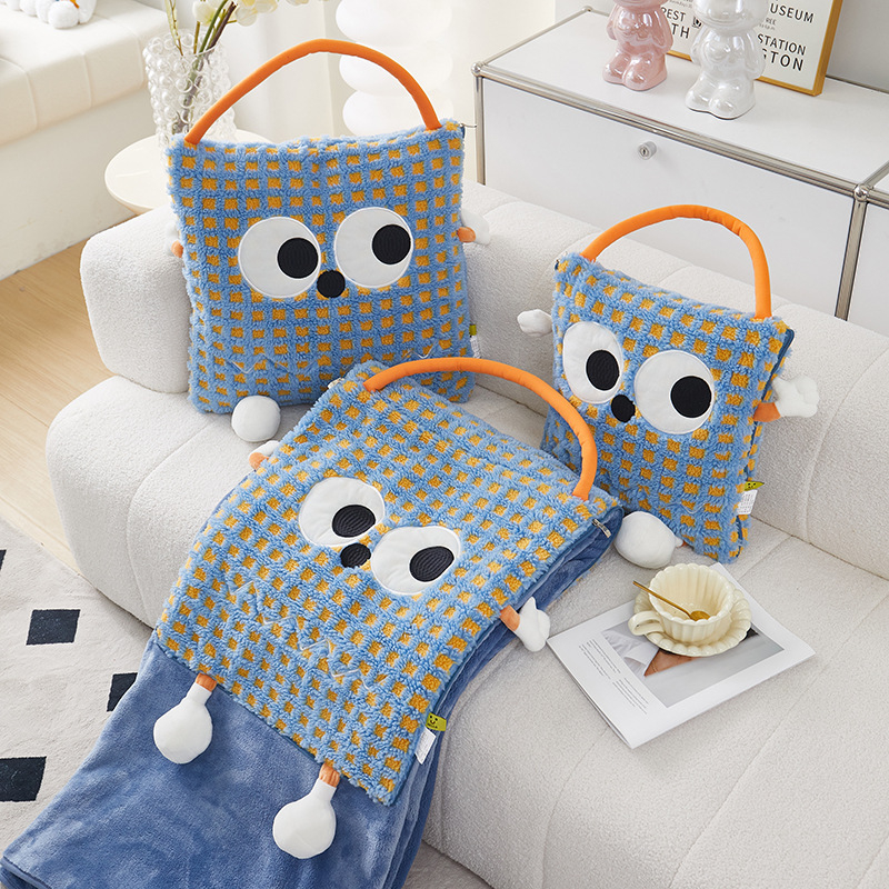 Възглавничка-одеяло, плюшена материя, пълнеж: полиестерно влакно, шарка: райета или едноцветна, бродирана повърхност, карикатурен стил