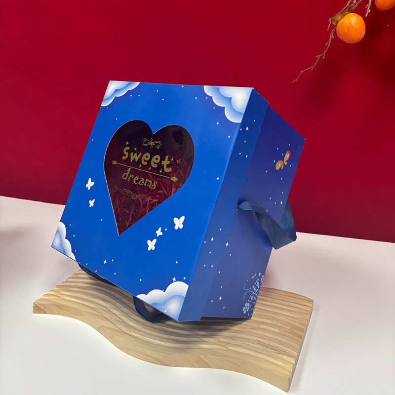 Pilnaties kūdikio dovanos dėžutė su individualizavimu – specialus popierius, piešimas ir UV spausdinimas, logotipas įtrauktas