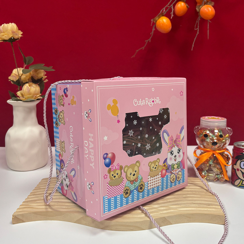 Pilnaties kūdikio dovanos dėžutė su individualizavimu – specialus popierius, piešimas ir UV spausdinimas, logotipas įtrauktas