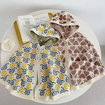 Gyermek kapucnis kötött pelerina, virágos mintával, 100% pamut, egy gombos zárás, 1–3 éveseknek, tavasz–ősz