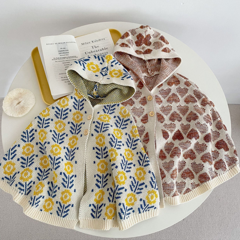 Gyermek kapucnis kötött pelerina, virágos mintával, 100% pamut, egy gombos zárás, 1–3 éveseknek, tavasz–ősz