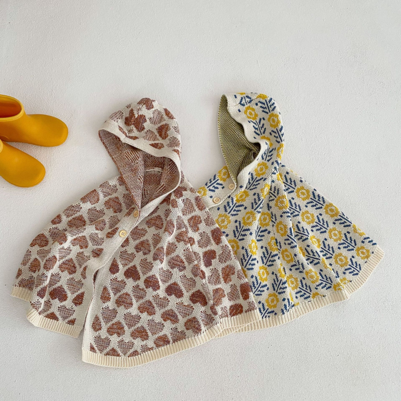 Gyermek kapucnis kötött pelerina, virágos mintával, 100% pamut, egy gombos zárás, 1–3 éveseknek, tavasz–ősz