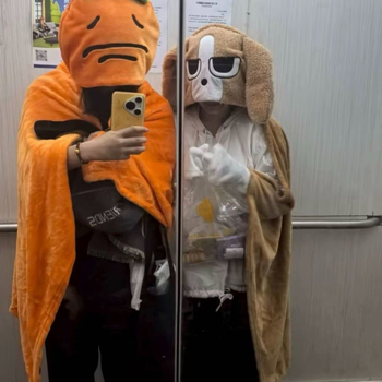 Pledas su gobtuvu, pomponai, didelis tinklo raštas, poliesteris, animacinio stiliaus