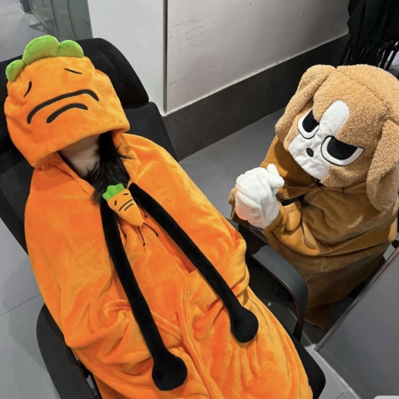 Pledas su gobtuvu, pomponai, didelis tinklo raštas, poliesteris, animacinio stiliaus