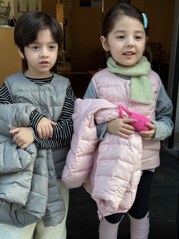 Koreai stílusú gyerek pehely mellény, 86–90% pehelytartalom, töltet 90, külső nylon, bélés poliészter