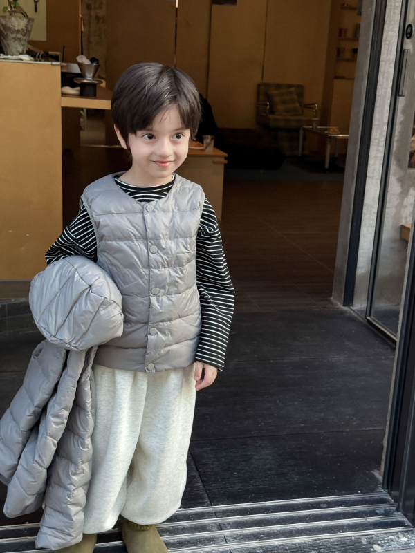Koreai stílusú gyerek pehely mellény, 86–90% pehelytartalom, töltet 90, külső nylon, bélés poliészter