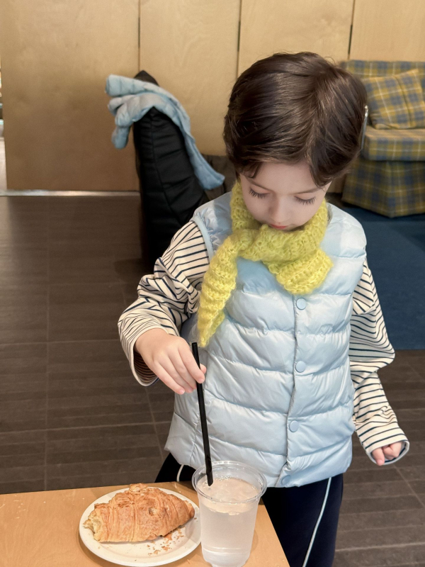 Koreai stílusú gyerek pehely mellény, 86–90% pehelytartalom, töltet 90, külső nylon, bélés poliészter