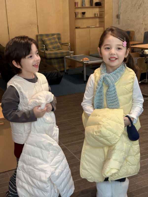 Koreai stílusú gyerek pehely mellény, 86–90% pehelytartalom, töltet 90, külső nylon, bélés poliészter