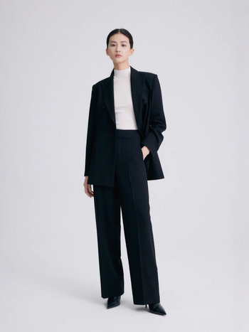 Дамски блейзър за офис — лапелна яка, полиестерна тъкан, три двойни копчета, съдържание на основната тъкан 70–80%