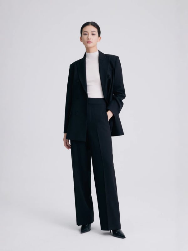 Дамски блейзър за офис — лапелна яка, полиестерна тъкан, три двойни копчета, съдържание на основната тъкан 70–80%