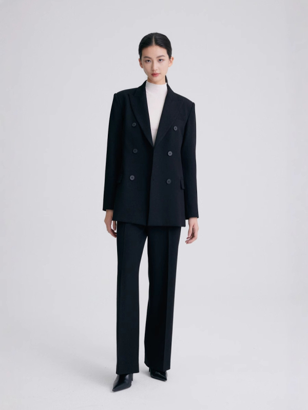 Дамски блейзър за офис — лапелна яка, полиестерна тъкан, три двойни копчета, съдържание на основната тъкан 70–80%