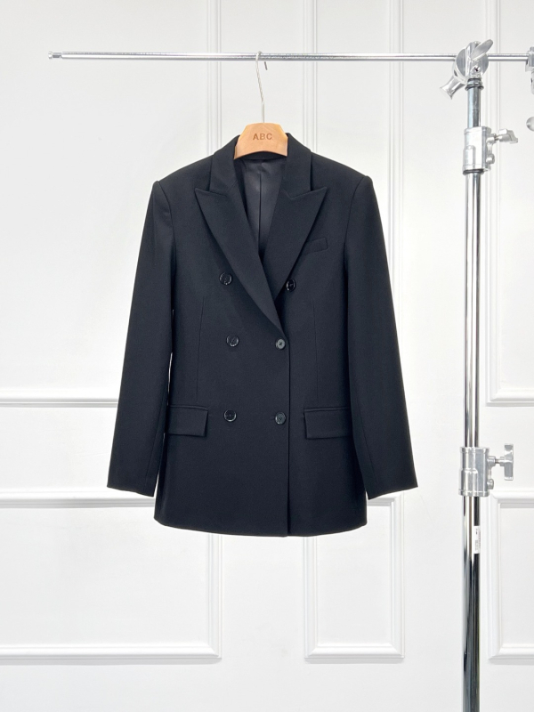 Дамски блейзър за офис — лапелна яка, полиестерна тъкан, три двойни копчета, съдържание на основната тъкан 70–80%