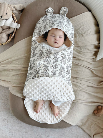 Quiltuotas kūdikio miegas maišelis – dviejų viename wrap, stora medvilnė 95%+, poliesterio pamušalas, poliesterio užpildas, pavasaris‑ruduo