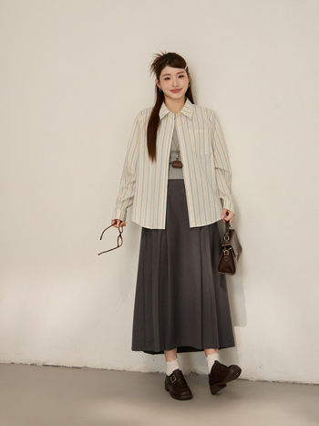 Fustă midi în A, plisată texturată, material poliester, elasticitate ridicată, conținut poliester 90–95%