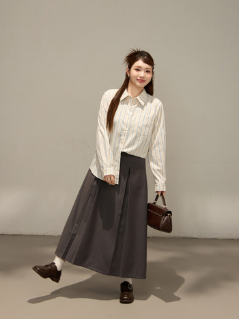 Fustă midi în A, plisată texturată, material poliester, elasticitate ridicată, conținut poliester 90–95%