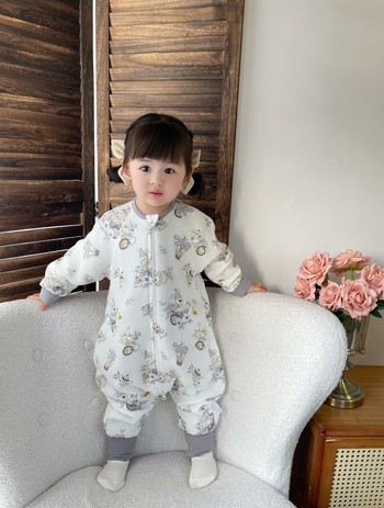 Kūdikių miegmaišis su bambuko pluošto vidumi ir užpildais, išorinis audinys – medvilnės mišinio, animacinis raštas, užtrauktukas iš dervos, tinkamas vasarai, pavasariui ir rudeniui