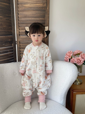 Kūdikių miegmaišis su bambuko pluošto vidumi ir užpildais, išorinis audinys – medvilnės mišinio, animacinis raštas, užtrauktukas iš dervos, tinkamas vasarai, pavasariui ir rudeniui