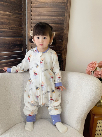 Kūdikių miegmaišis su bambuko pluošto vidumi ir užpildais, išorinis audinys – medvilnės mišinio, animacinis raštas, užtrauktukas iš dervos, tinkamas vasarai, pavasariui ir rudeniui