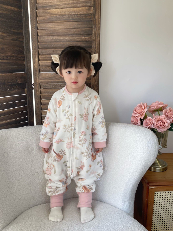 Kūdikių miegmaišis su bambuko pluošto vidumi ir užpildais, išorinis audinys – medvilnės mišinio, animacinis raštas, užtrauktukas iš dervos, tinkamas vasarai, pavasariui ir rudeniui